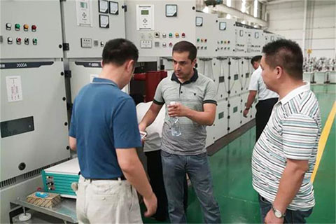 塔吉克水電部長(zhǎng)驗(yàn)收電力變壓器
