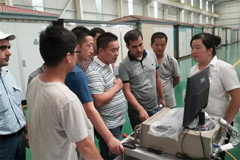 塔吉克水電部長(zhǎng)驗(yàn)收電力變壓器